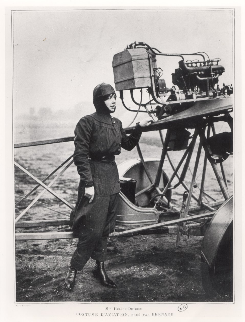 Helene Dutrieu (1877-1961) seisoo koneen vieressä, ennen vuotta 1914 tekijältä French Photographer