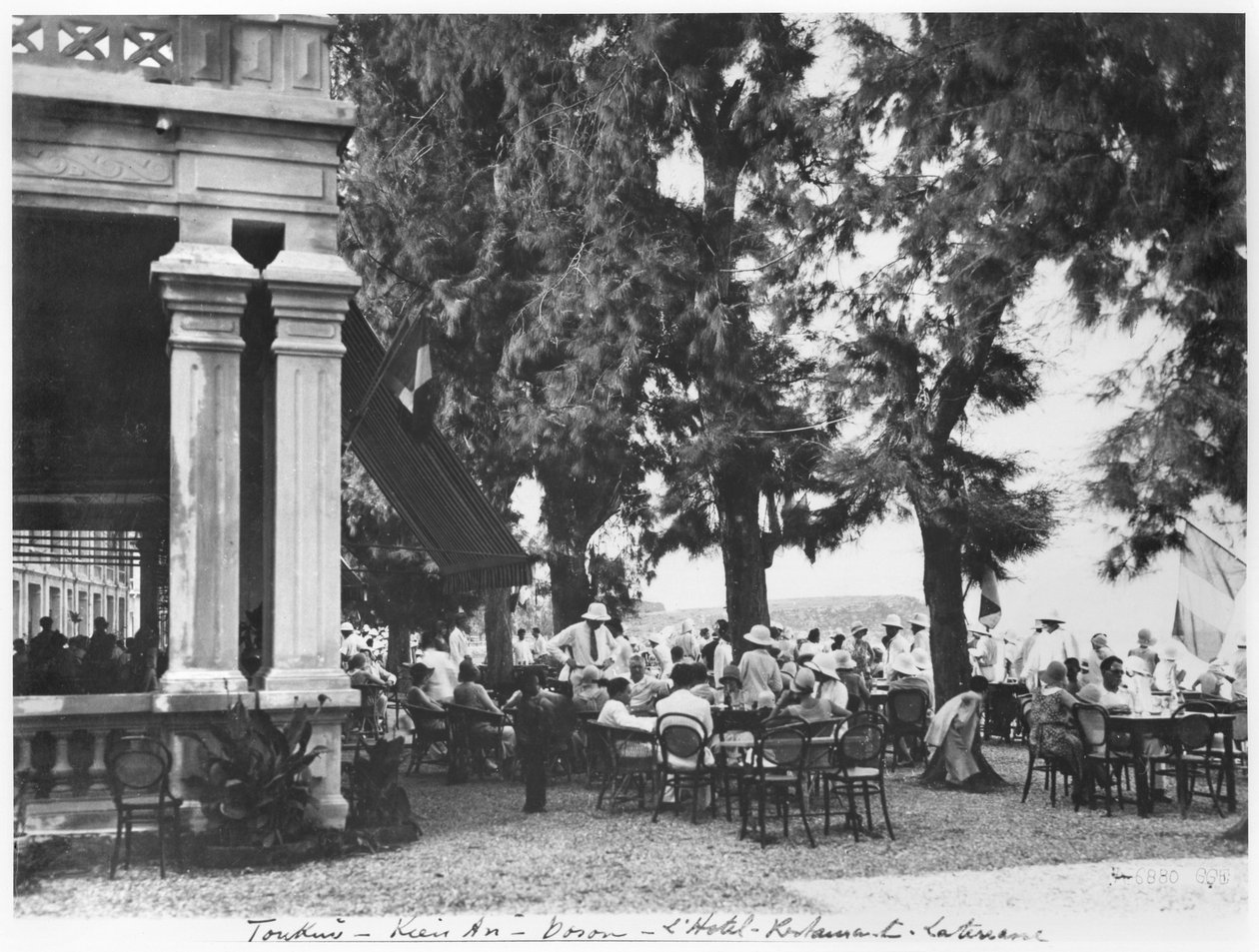 Hotelliravintola Kien an Dosonissa, noin 1920 tekijältä French Photographer