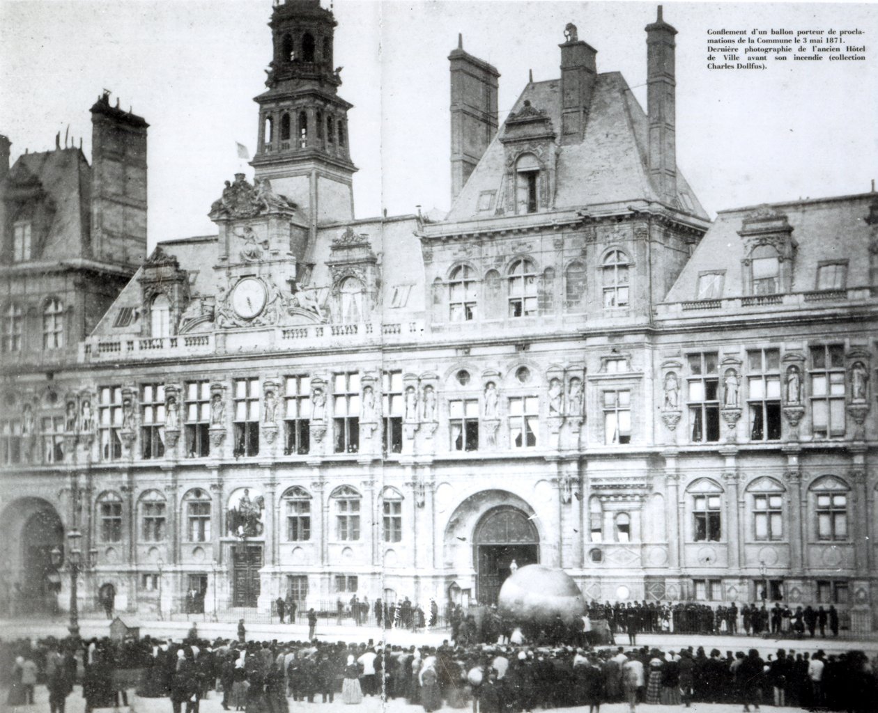 Kommuunin julistuksia sisältävän ilmapallon täyttäminen Pariisin Hotel de Villen ulkopuolella, 3. toukokuuta 1871 tekijältä French Photographer