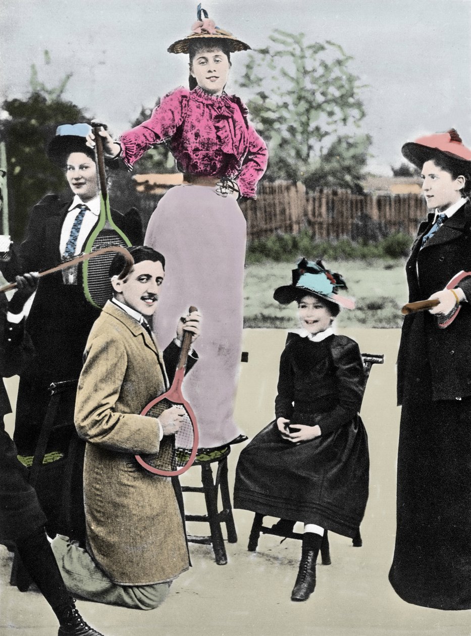 Marcel Proust ranskalainen kirjailija keskellä tennismailalla kitaraa soittavien nuorten naisten ryhmää tennisbulevardilla Bineau Pariisissa, 1892 tekijältä French Photographer
