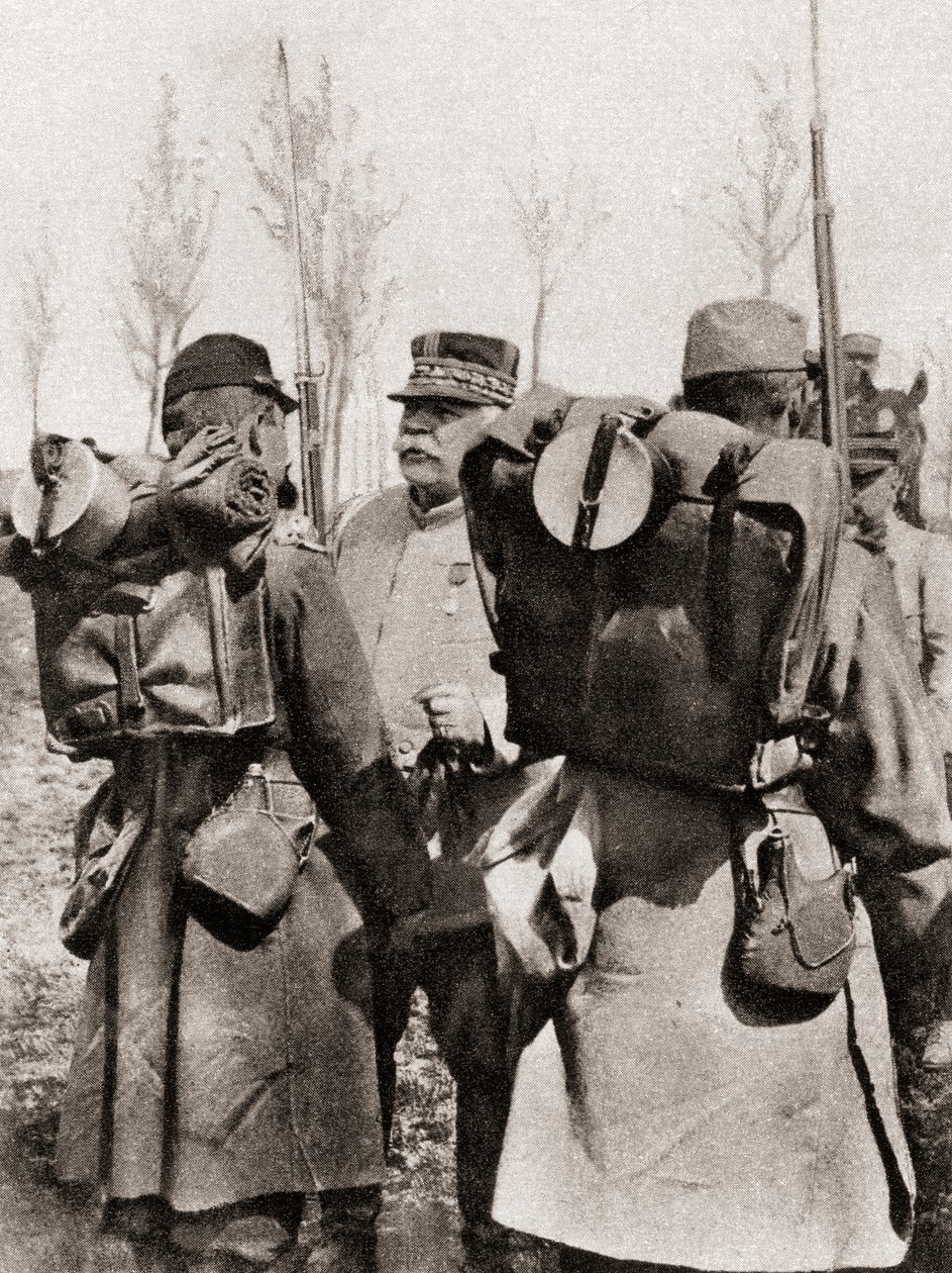 Marsalkka Joseph Jacques Césaire Joffre tarkastamassa joukkojaan, The Illustrated War News, 1915 tekijältä French Photographer