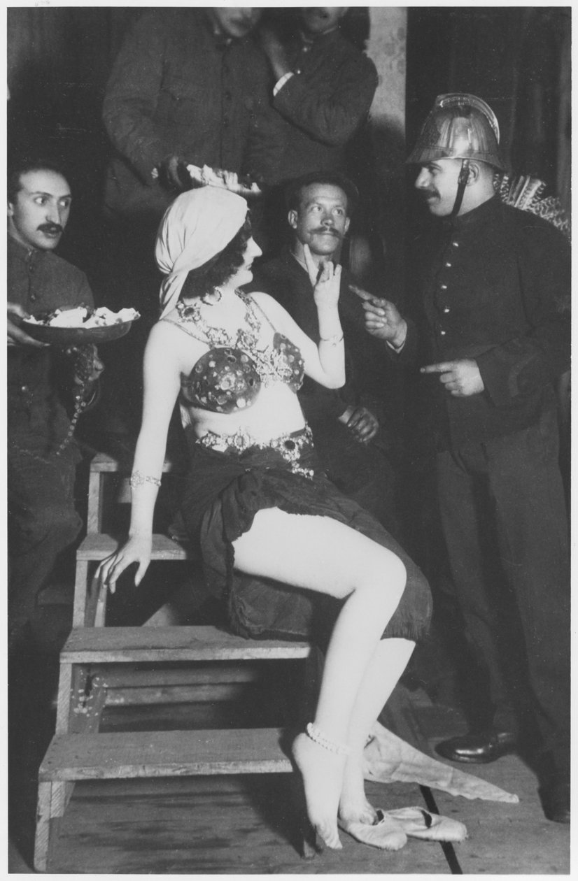 Mata Hari siivissä palomiehen kanssa, n.1905 tekijältä French Photographer