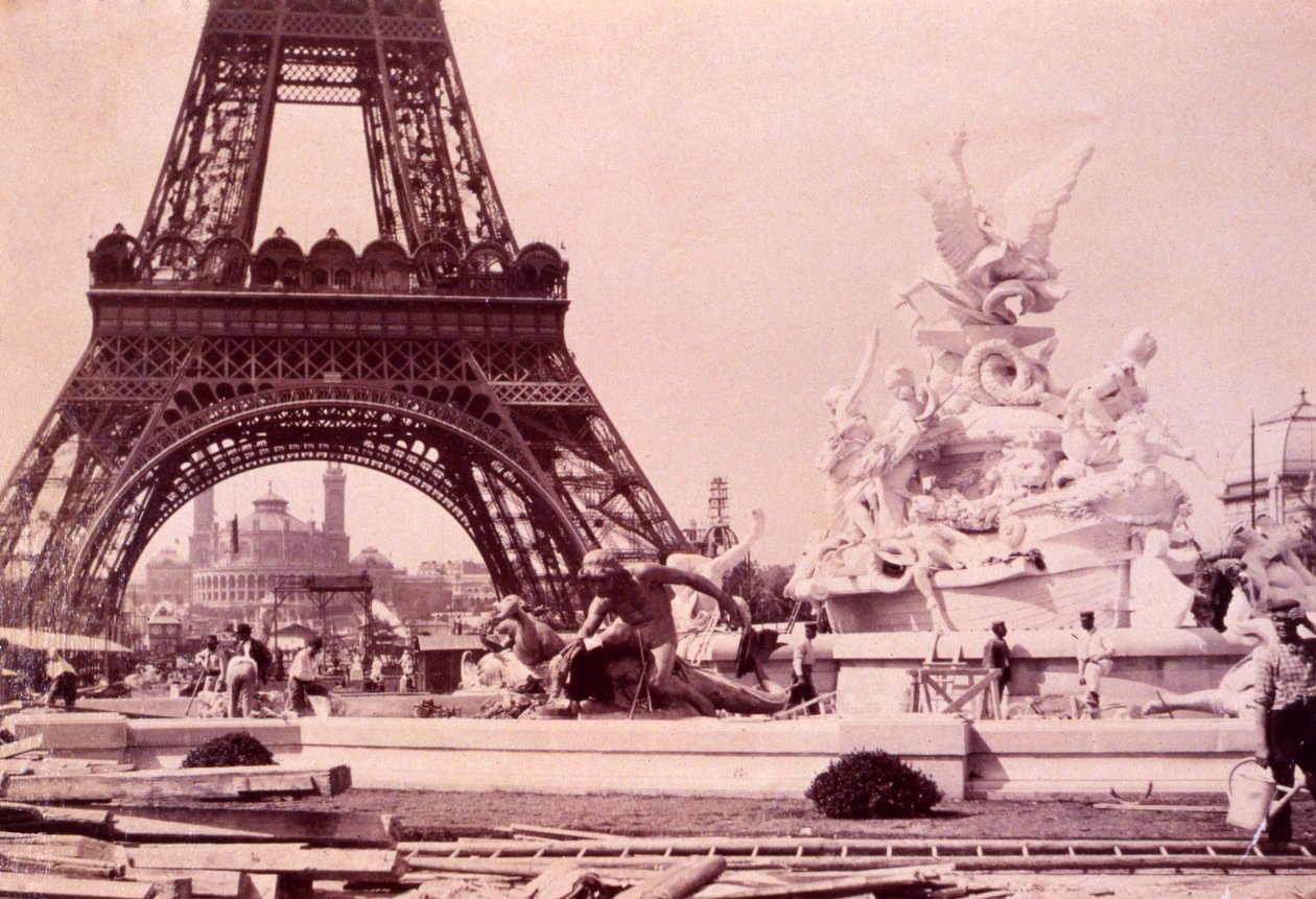 Miehet rakentavat suihkulähdettä St. Vidal lähellä Eiffel-tornia, n. 1888 tekijältä French Photographer