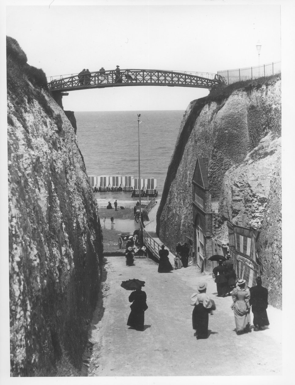 Newgate Gap, Margate, n. 1900 (bw valokuva) tekijältä French Photographer