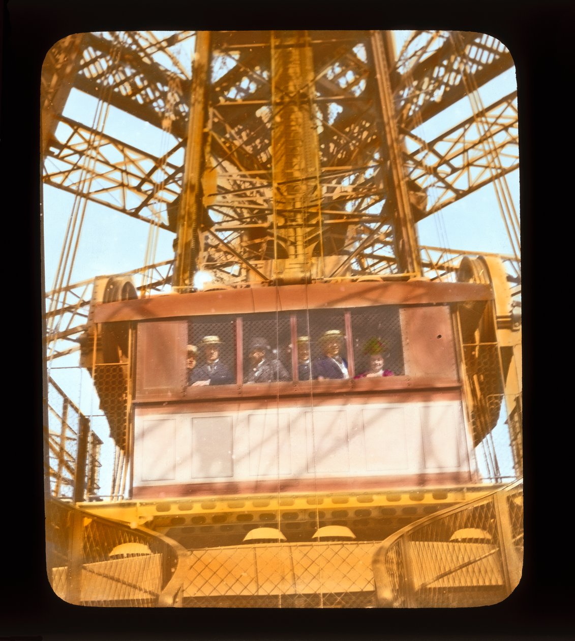 Pariisin näyttely: Eiffel-torni, 1900 (lyhtyliukumäki) tekijältä French Photographer
