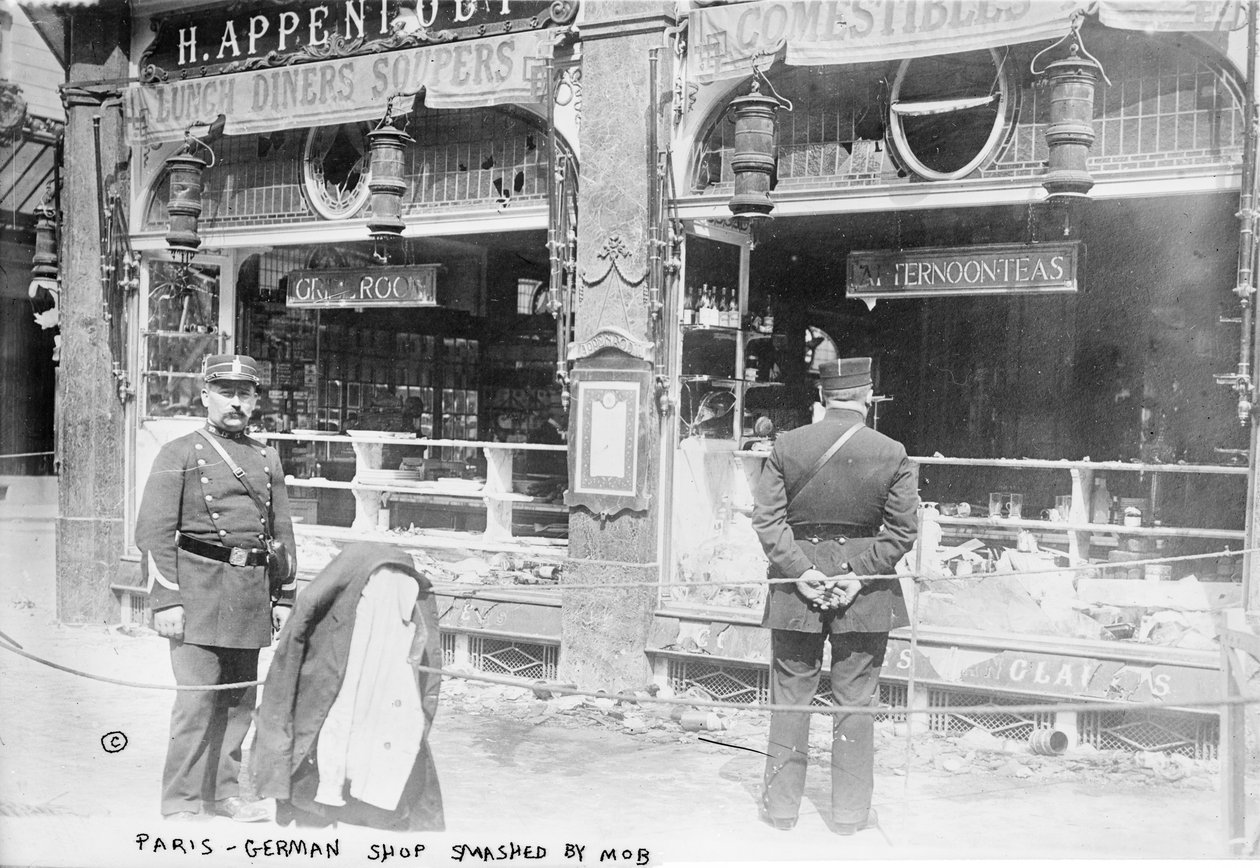 Pariisi, väkijoukon tuhoama saksalainen kauppa, 1914 tekijältä French Photographer