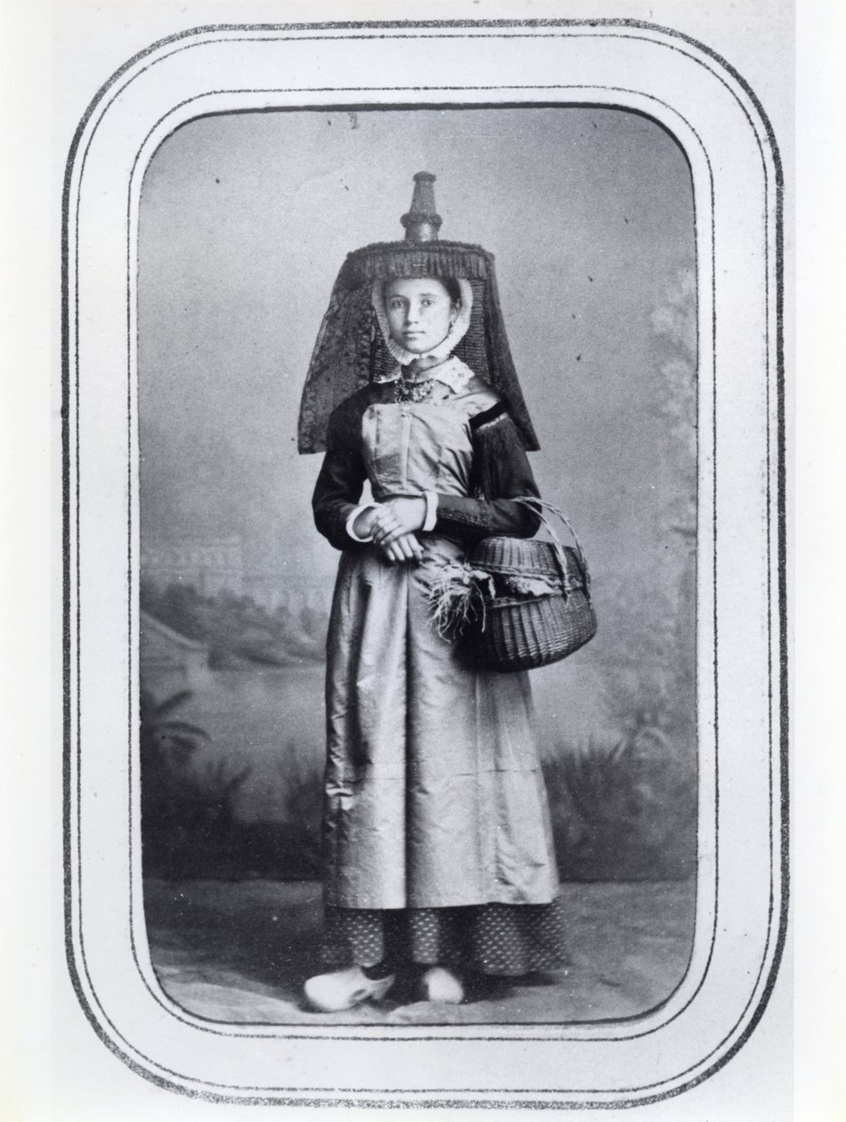 Valokuvallinen käyntikortti, jossa on ranskalainen aluepuku, n. 1860-1870 (b/w valokuva) tekijältä French Photographer