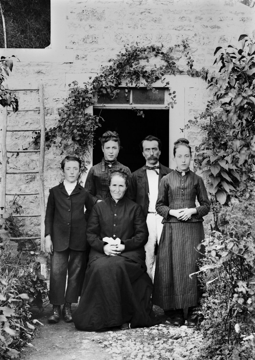 Muotokuva perheestä Bourmont en Haute Marnen läheisyydessä. Valokuvaus 1800-luvun lopulla. Ducos kokoelma. tekijältä French Photographer
