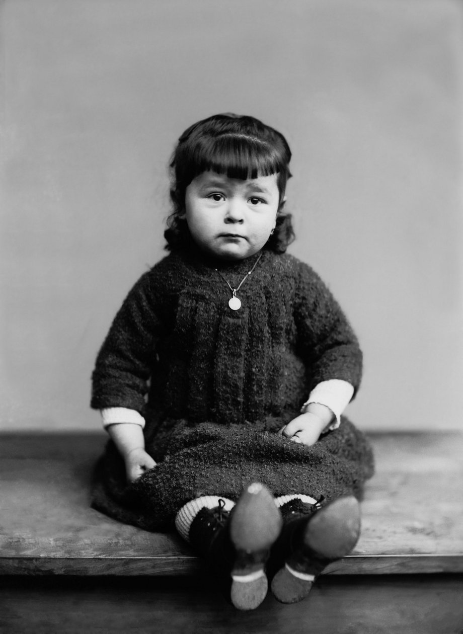 Muotokuva pienestä tytöstä Bourmontista Haute Marnessa kastemitalinsa kanssa. Valokuvaus 1800-luvun lopulla. Ducos kokoelma. tekijältä French Photographer