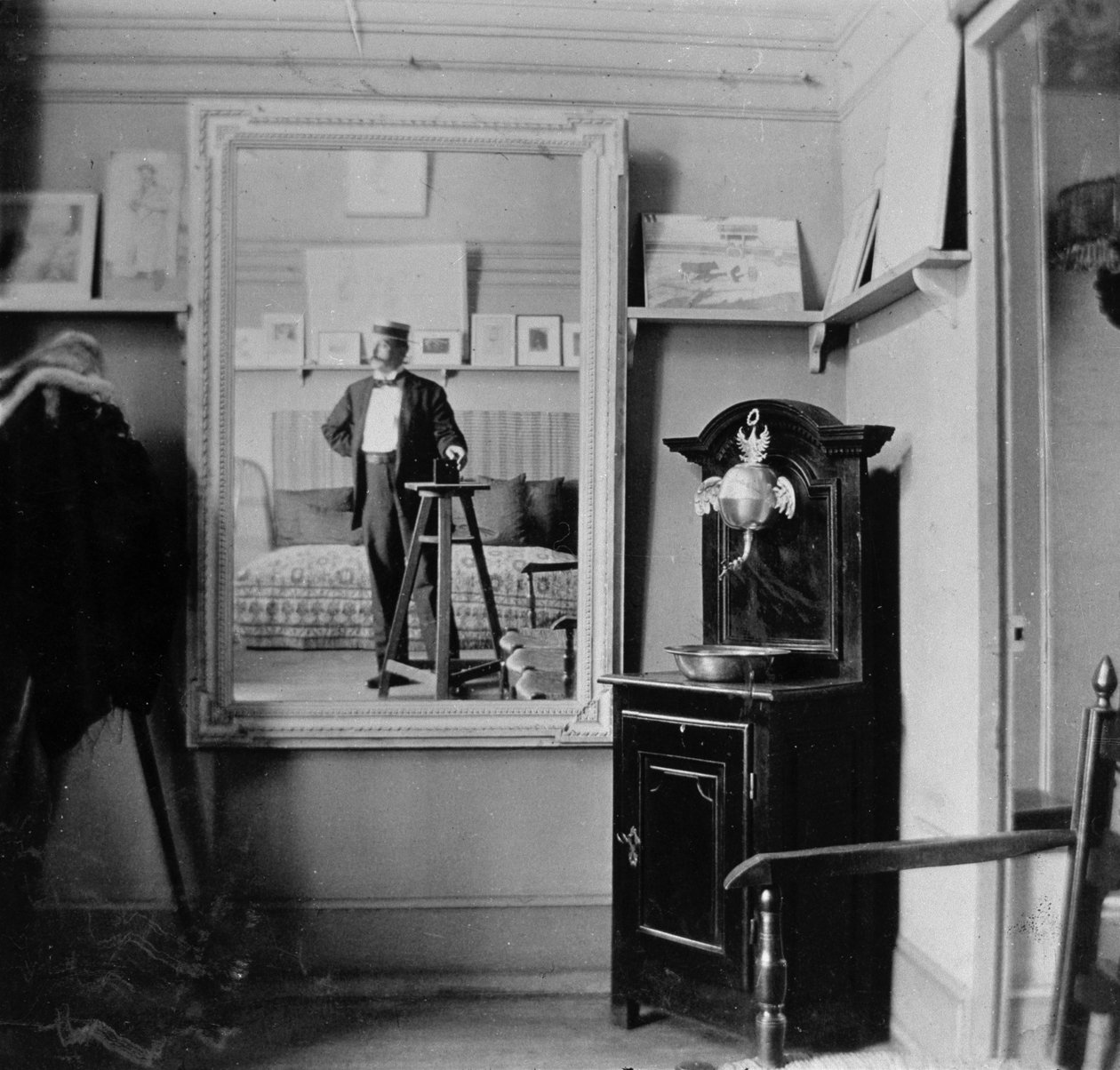 Valokuvaajan muotokuva Henri de Toulouse-Lautrecin (1864-1901) studiossa tekijältä French Photographer