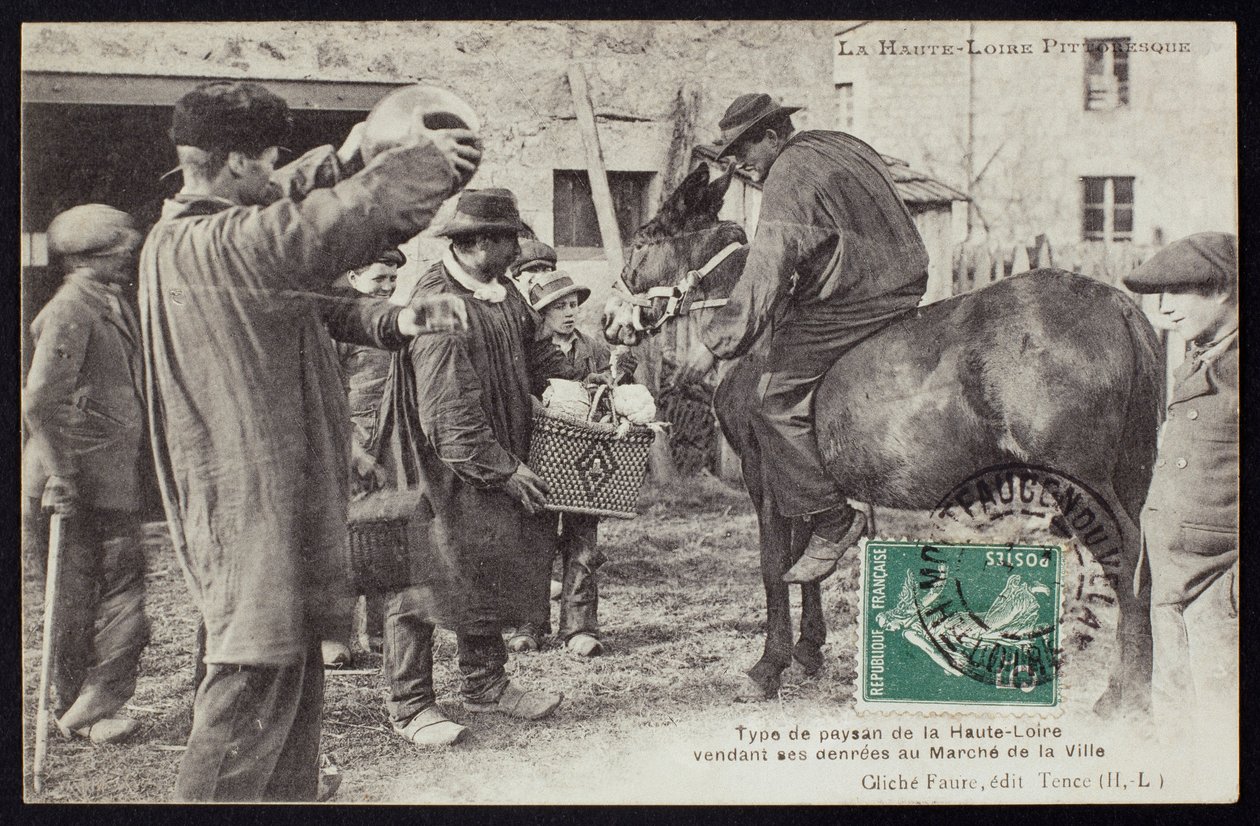 Postikortti, joka kuvaa maanviljelijää Haute-Loiressa myymässä ruokaa torilla, n. 1900 tekijältä French Photographer
