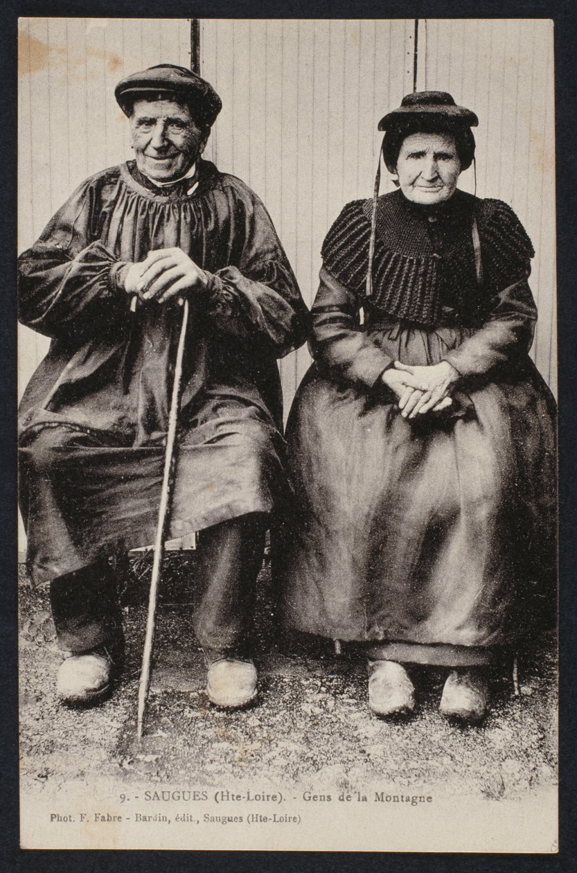 Postikortti, joka kuvaa vuoristolaisia Sauguesissa, Haute-Loiressa, noin 1900 tekijältä French Photographer