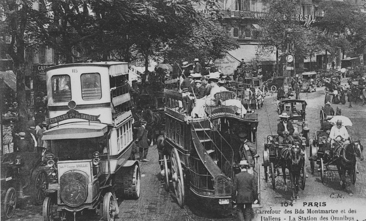 Postikortti, jossa näkyy omnibus-asema Boulevard Montmartren ja Boulevard des Italiensin risteyksessä, Pariisi, 1905–1910 tekijältä French Photographer