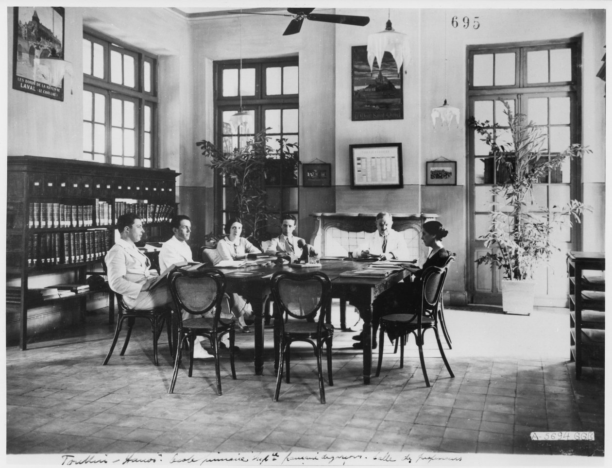 Poikien alakoulu Hanoissa, n. 1920 tekijältä French Photographer
