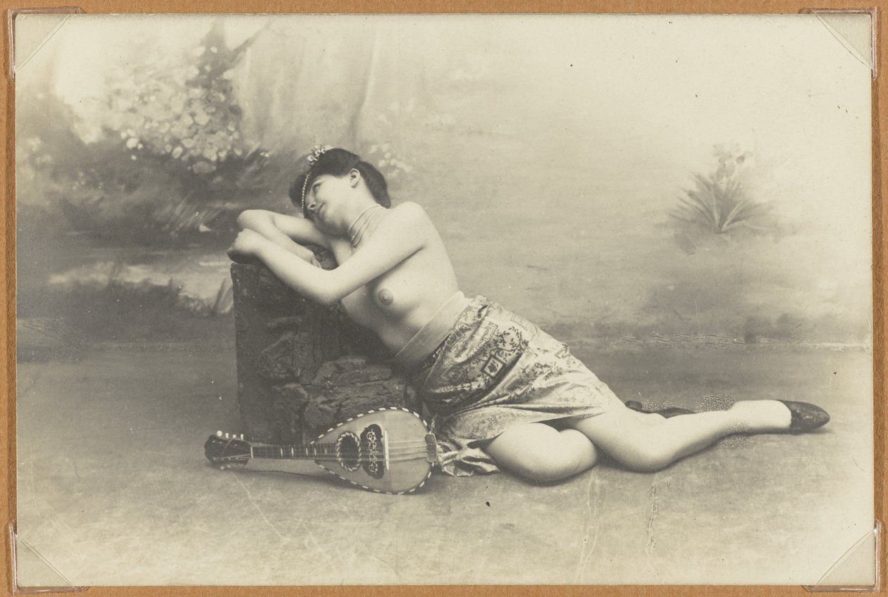 Makaava nainen mandoliinilla, n. 1895 (gelatiinihopeaprintti) tekijältä French Photographer