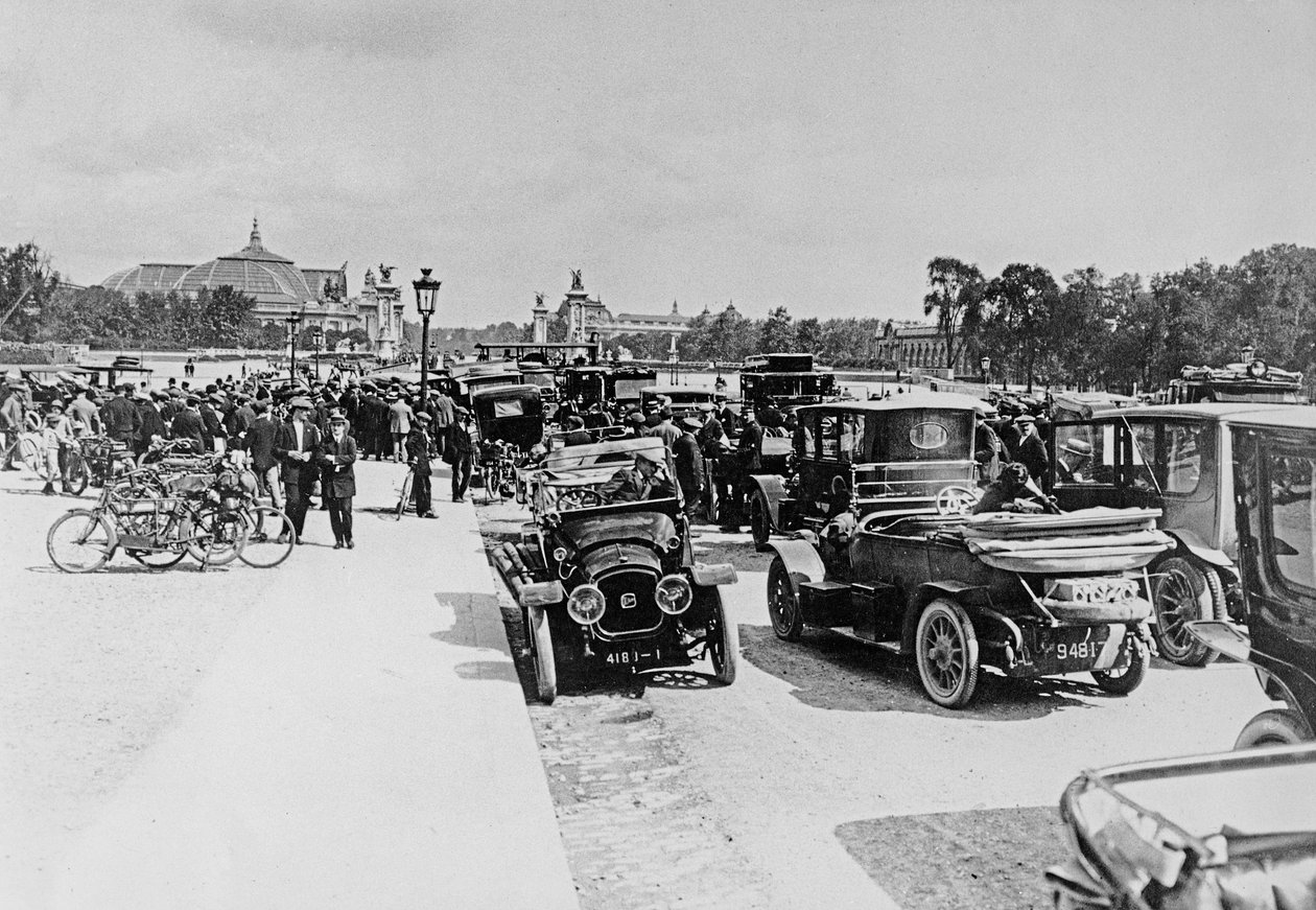Autojen pakkolunastus Esplanade des Invalidesilla, Pariisi, 16. elokuuta 1914 tekijältä French Photographer