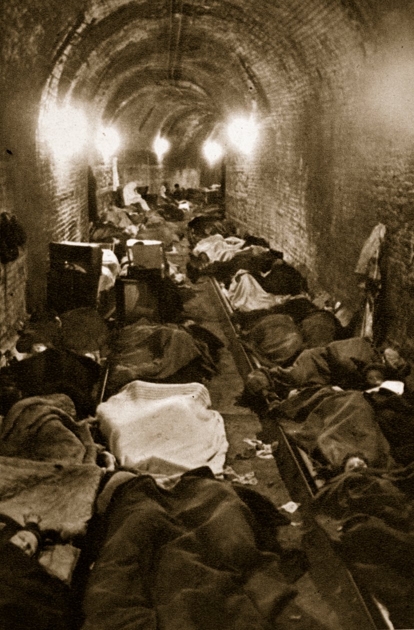 Le Havren asukkaat etsivät turvaa junatunneleissa, syyskuu 1940 tekijältä French Photographer