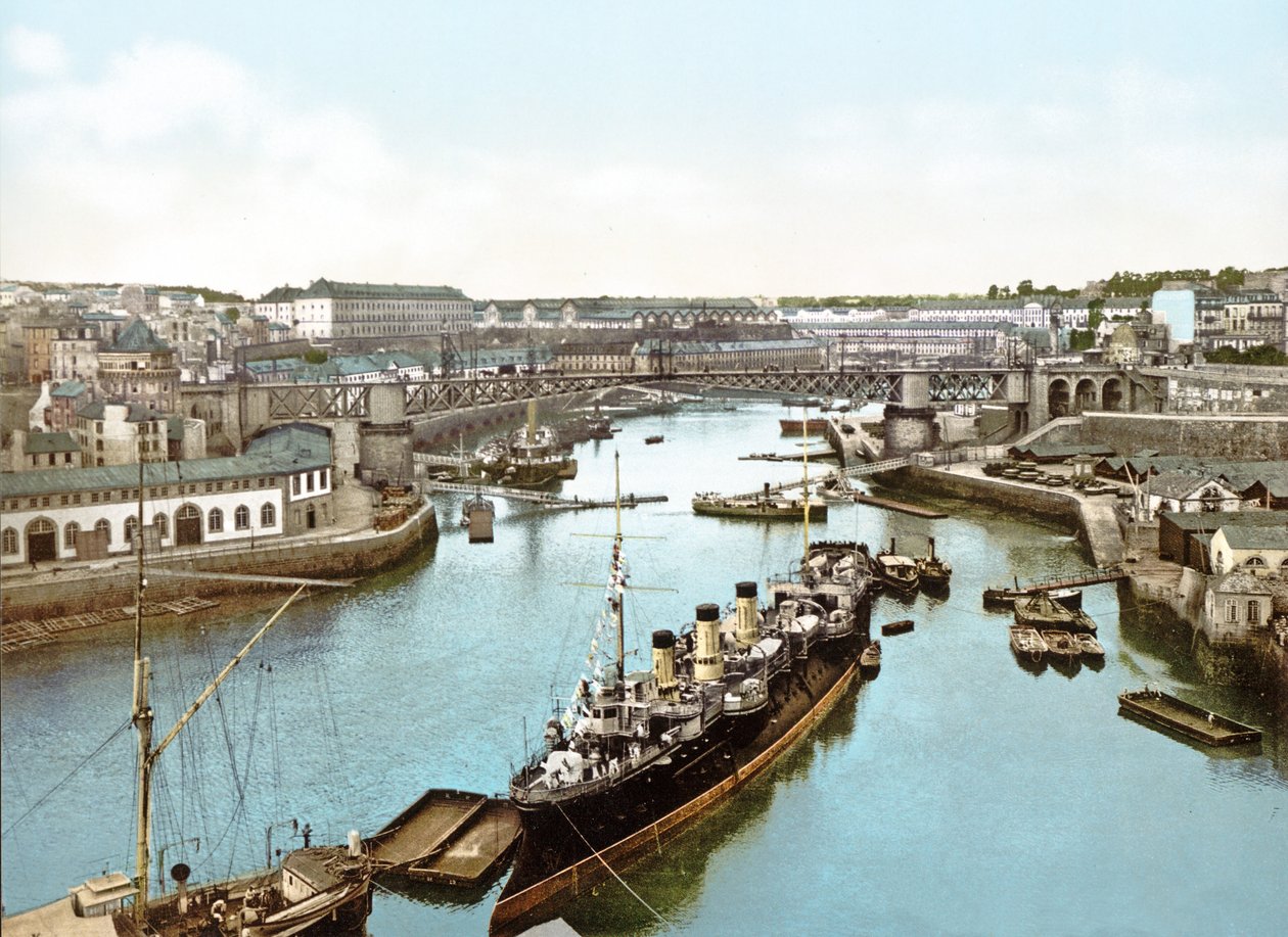 Laivat ankkuroituina Penfeld-joelle, Brest, 1890-1900 tekijältä French Photographer