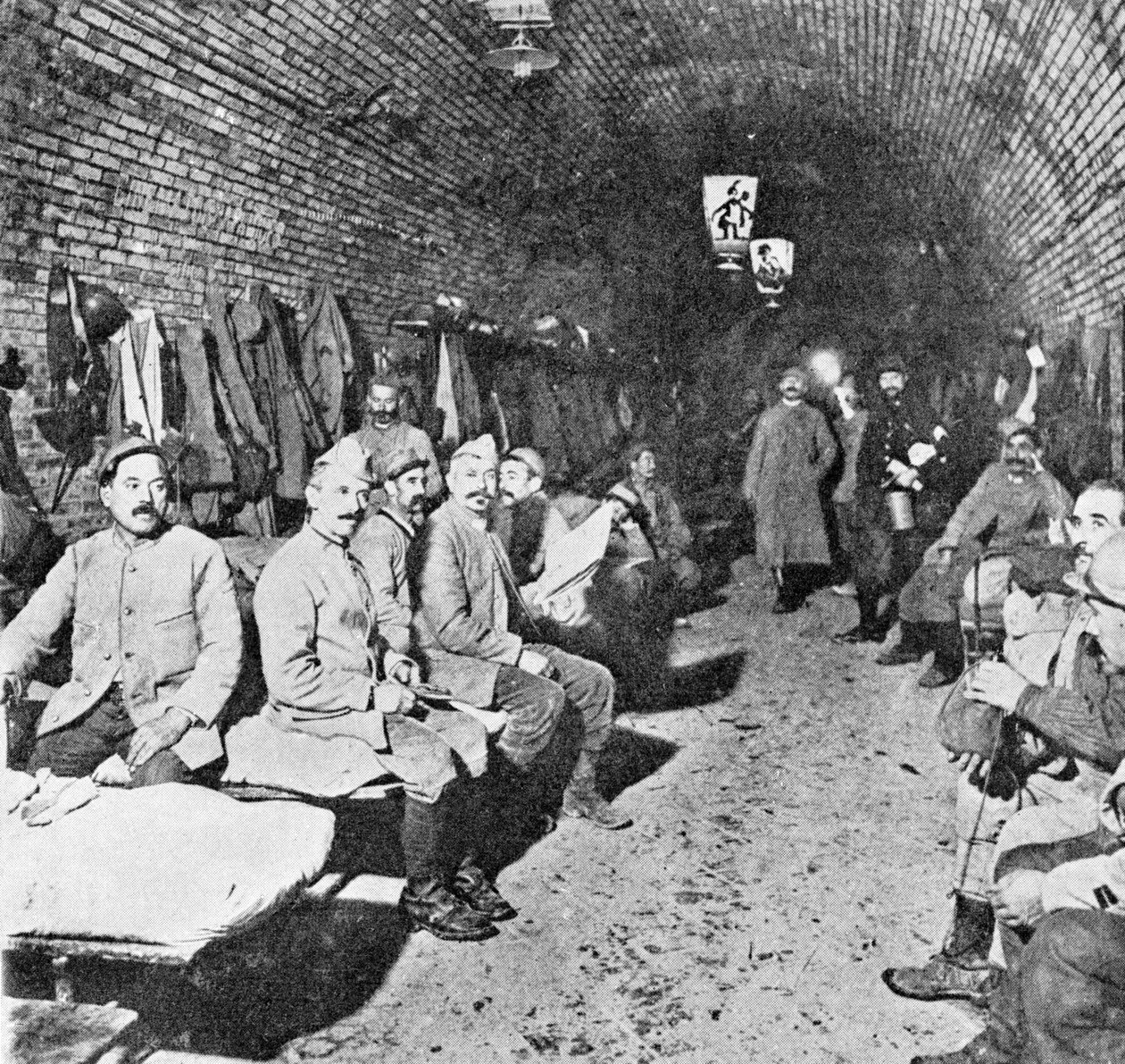 Sleeping Quarters in Douaumont Fort, n. 1916 (bw kuva) tekijältä French Photographer
