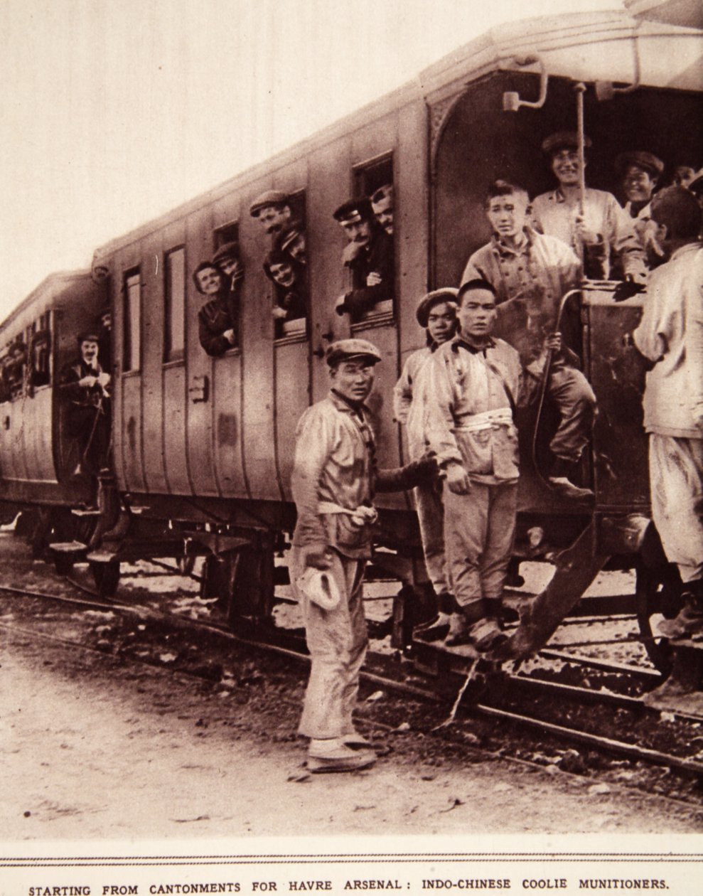 Alkaen Cantonments for Havre Arsenal: Indo-Kiinan coolies ammukset, kuvitus The Illustrated War News, syyskuu 1916 (seepiakuva) tekijältä French Photographer