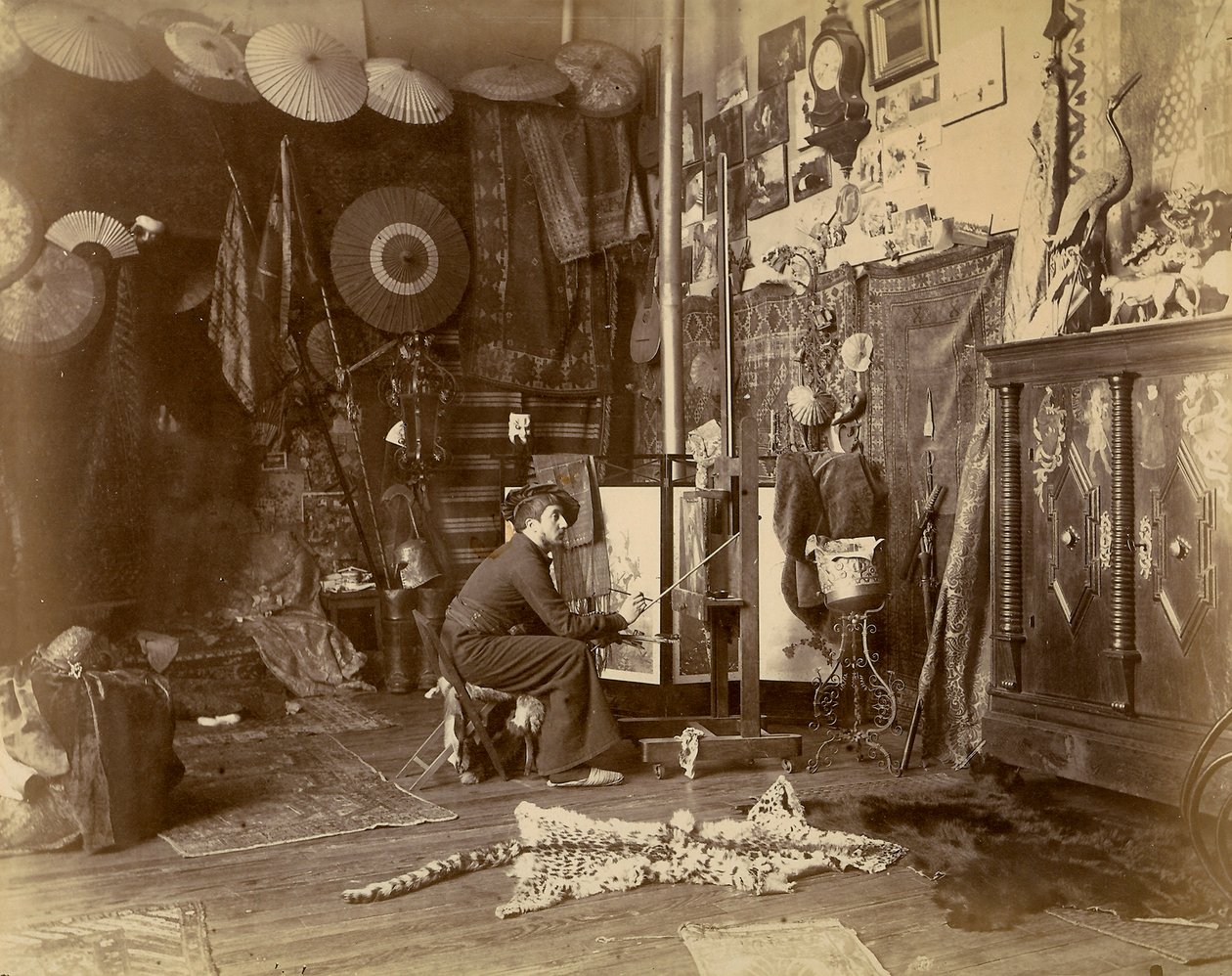 Ranskalainen taidemaalari Rochegrosse valokuvasi studiossaan, n. 1885 (gelatiinihopeaprintti) tekijältä French Photographer