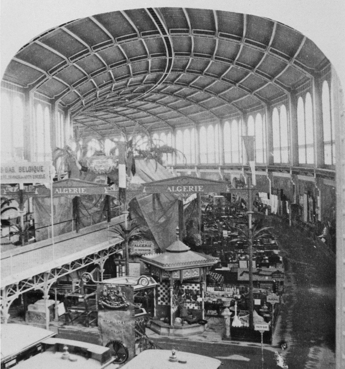 Pyöreä galleria Exposition Universelle -näyttelyssä 1867 tekijältä French Photographer