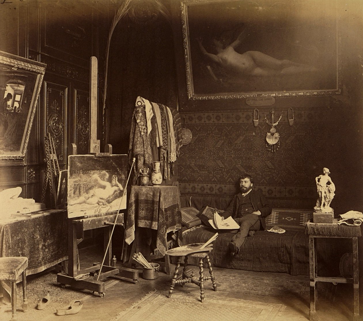 Taidemaalari Toulot studiossaan (m/w kuva) tekijältä French Photographer