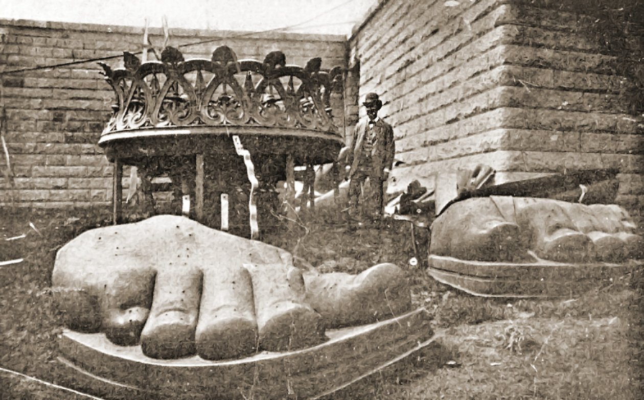 Vapaudenpatsaan rakennus, jalkojen yksityiskohta, n.1876 tekijältä French Photographer