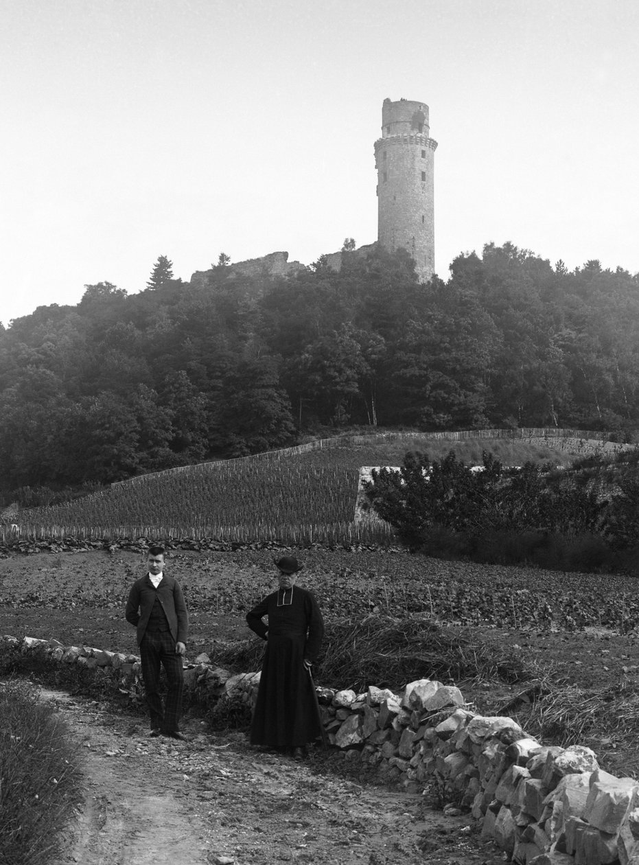 Maalaishoito, jonka seurassa nuori mies poseeraa tiellä Montlheryn tornin edessä Essonessa. Valokuvaus 1800-luvun lopulla. Ducos kokoelma. tekijältä French Photographer