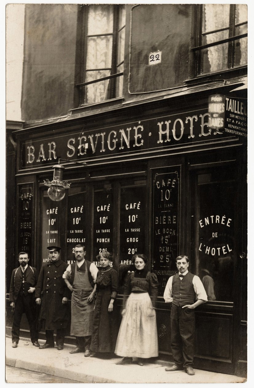 M.Vaissaden ylläpitämän viini- ja hotellidebitin julkisivu osoitteessa 22 rue de Sevigne, Pariisi. Postikortti XX vuosisadan alusta. tekijältä French Photographer