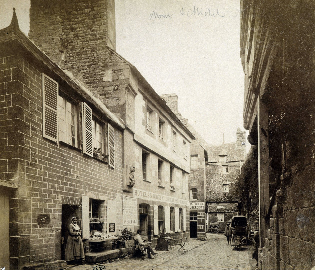 Hotelli ja Poulard Inn Mont-Saint-Michelin sisäänkäynnillä, 1800-luvun lopulla tekijältä French Photographer