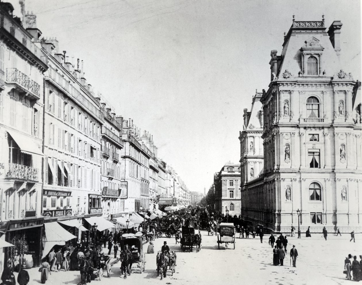 rue de Rivoli ja uusi Hotel de Ville, noin 1882 tekijältä French Photographer