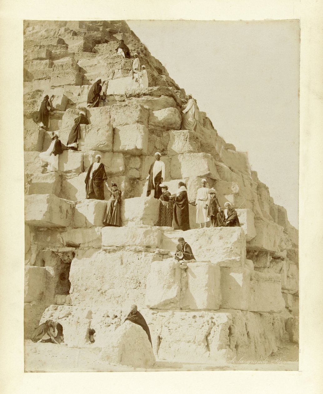 Turistit Gizan suuressa pyramidissa tekijältä French Photographer