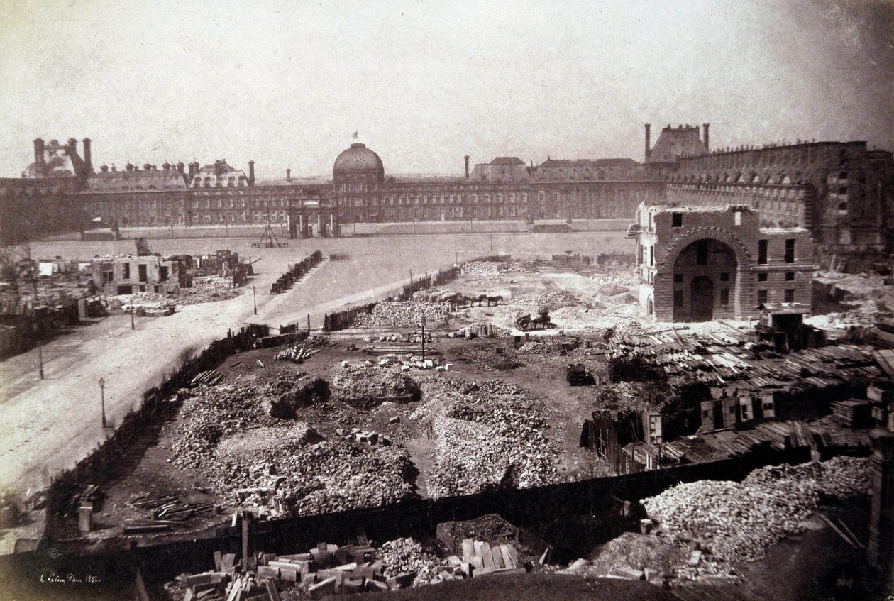 Pariisin muunnokset toisen imperiumin aikana, Haussmann toimii: näkymä Place du Carrouselille Pariisin entisen kuninkaan tallin purkamisen aikana. Tämä sivusto oli osa Napoleon III:n toisen imperiumin aikana toteuttamia muutoksia. 18 tekijältä French Photographer
