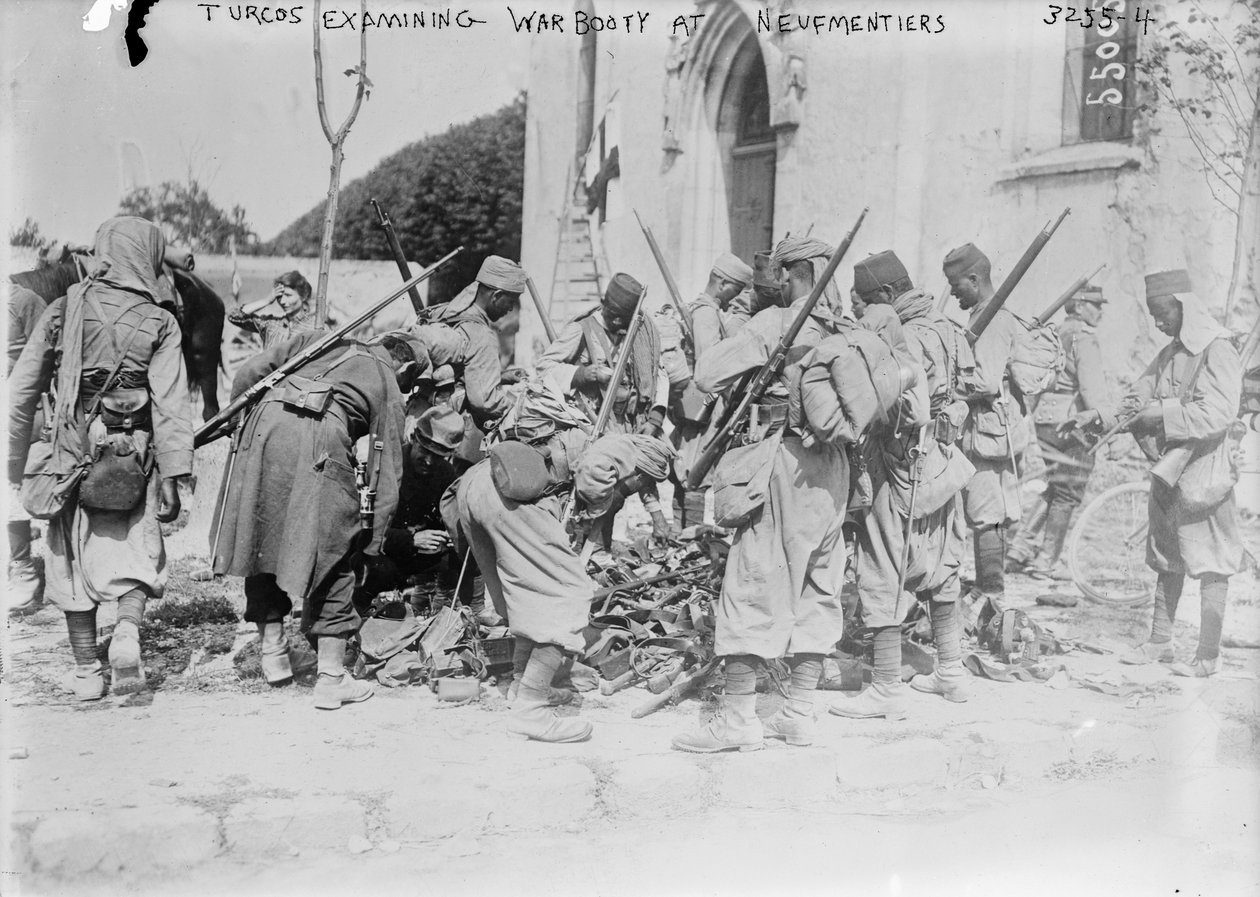 Turcos tutkii sotasaalista Neufmentiersissä, 1914 (valokuva) tekijältä French Photographer