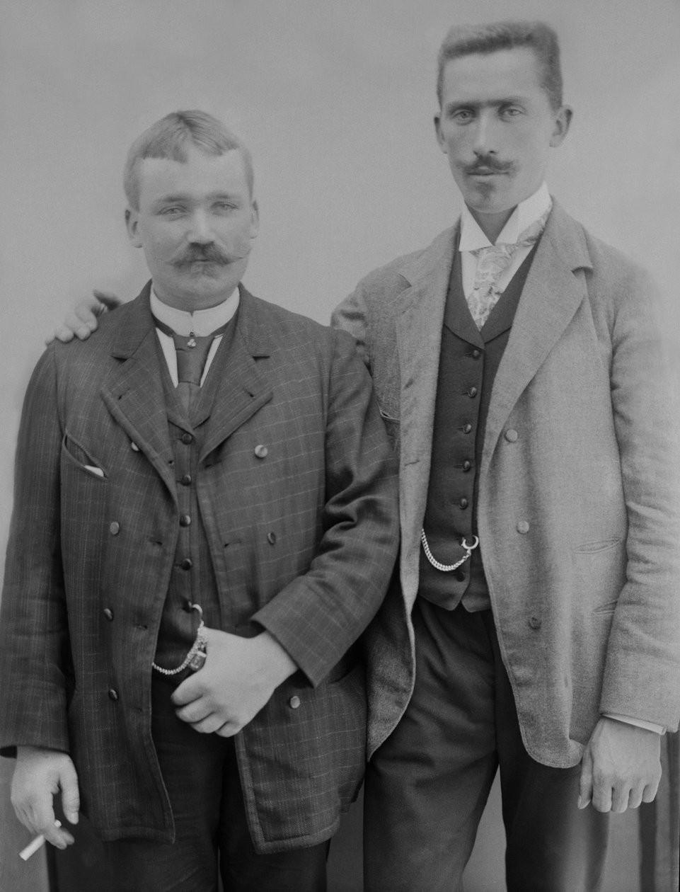 Kaksi nuorta miestä Bourmontin alueella Haute-Marnessa (Haute Marne), noin 1880. tekijältä French Photographer