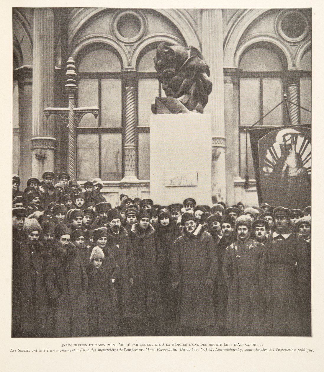 Neuvostoliiton Aleksanteri II:n murhaajan muistoksi pystyttämän muistomerkin paljastaminen, teoksesta Histoire des Soviets, pub. 1922 (litografia) tekijältä French Photographer
