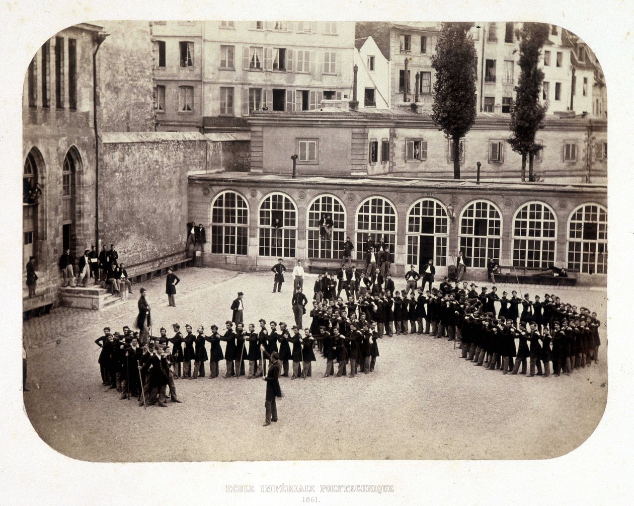 Näkymä Ecole Imperial Polytechniquen sisäpihalle tekijältä French Photographer
