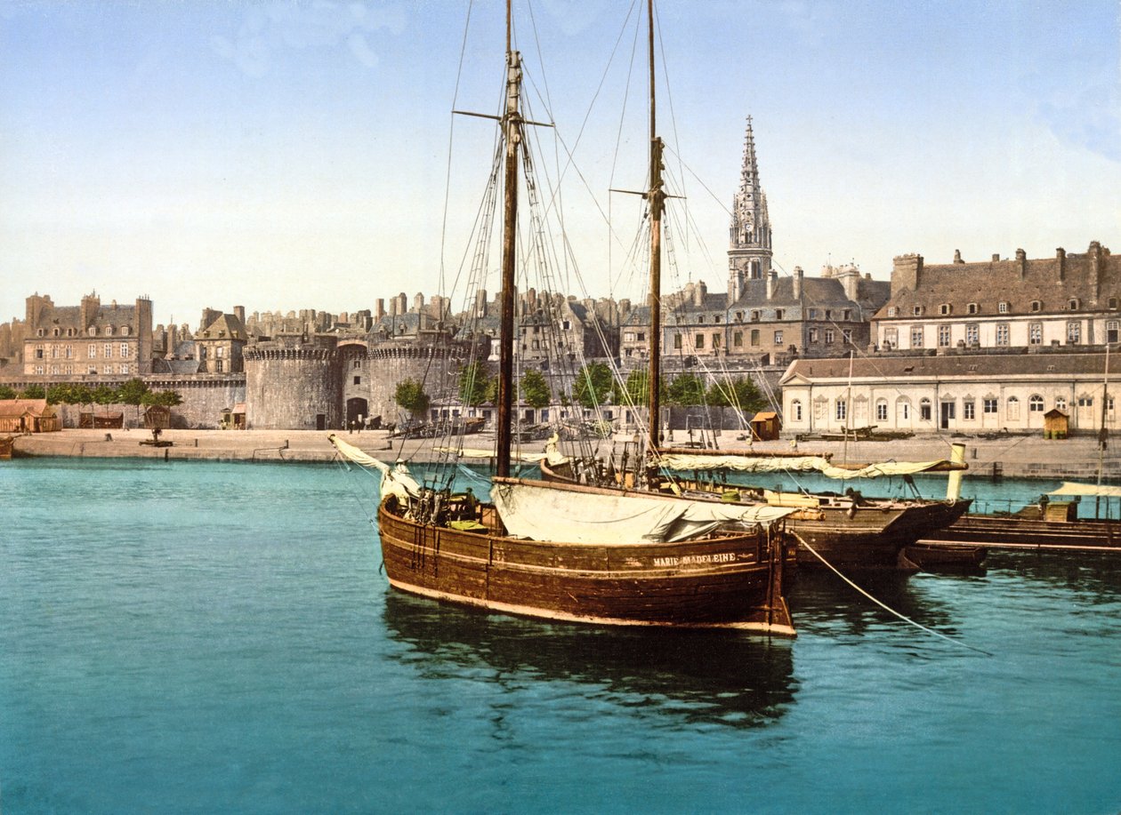 Näkymä muurien ympäröimään St Malon kaupunkiin satamasta, 1890-1900 tekijältä French Photographer