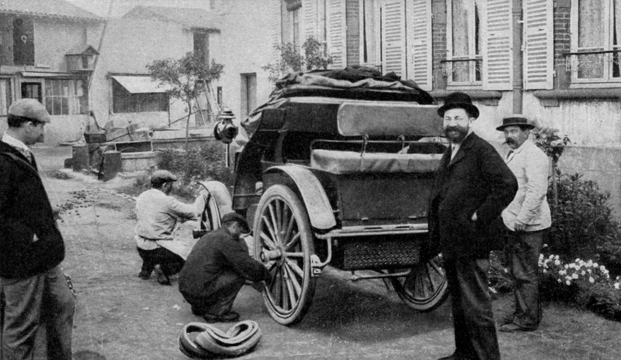 ranskalainen teollisuusmies Edouard Michelin (1859-1940, edestä eteen) varustettiin renkailla yksi ensimmäisistä autoista tekijältä French Photographer