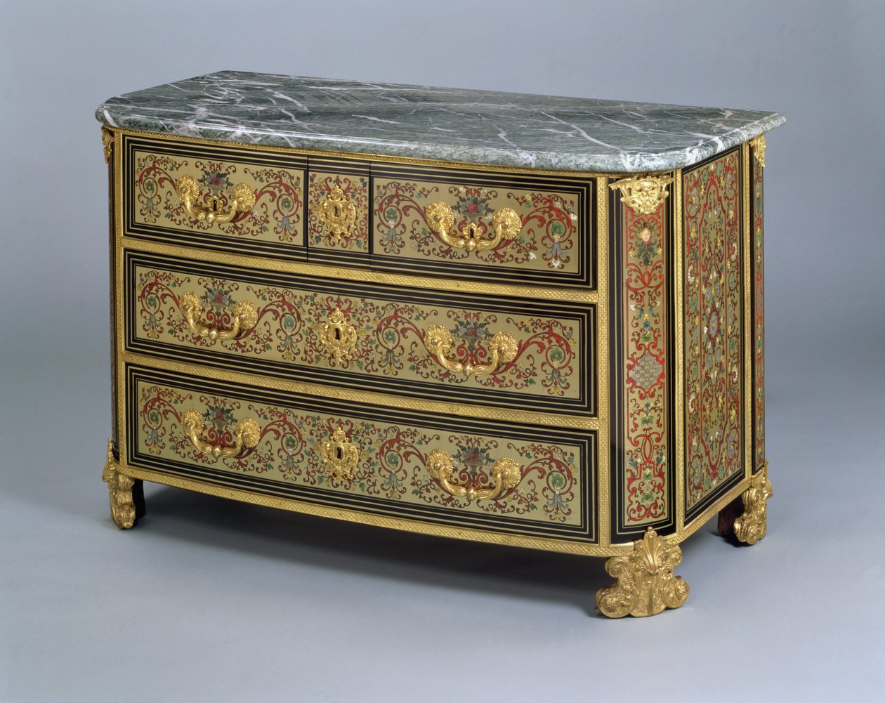 Louis XIV -puku, n. 1710 (monivärinen kilpikonnakuori ja messinkinen upote) tekijältä French School