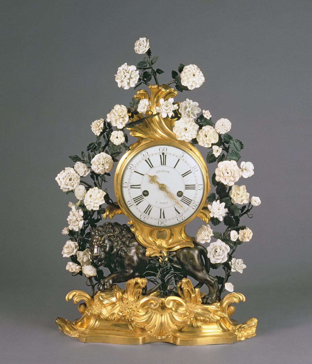 Louis XV -kello, Vincennes/Mennecy, n. 1750 (posliini, ormolu ja pronssi) tekijältä French School