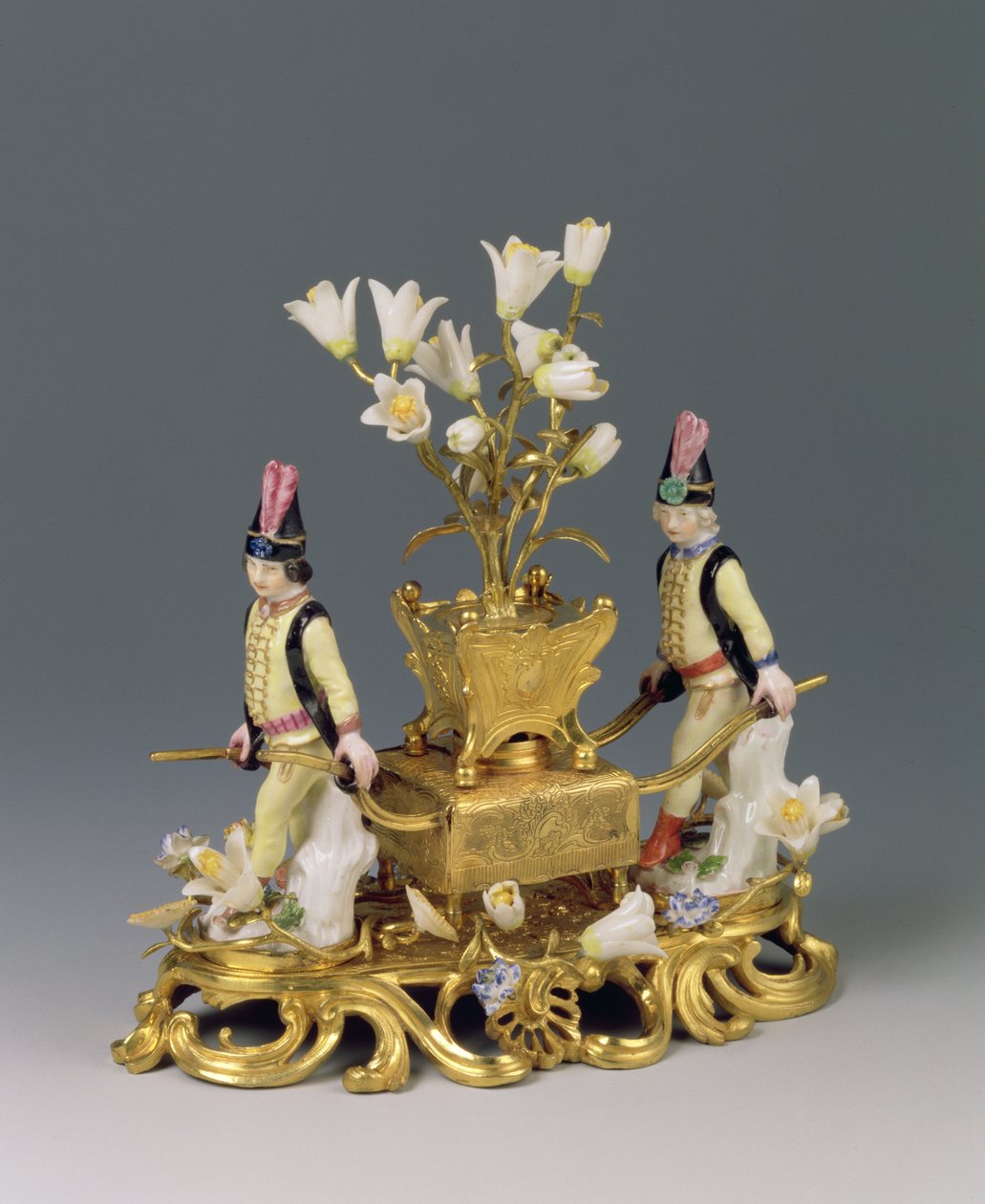 Louis XV -hajuvesipoltin, n. 1745 (ormolu ja posliini) tekijältä French School