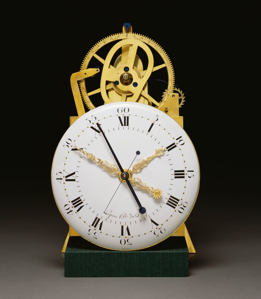 Lähikuva Louis XVI ormolusta ja patinoidusta pronssiin kiinnitetystä mahonkisesta pitkäkotelosäätimestä, vuosikalenterista ja aikayhtälöstä, n. 1790 tekijältä French School