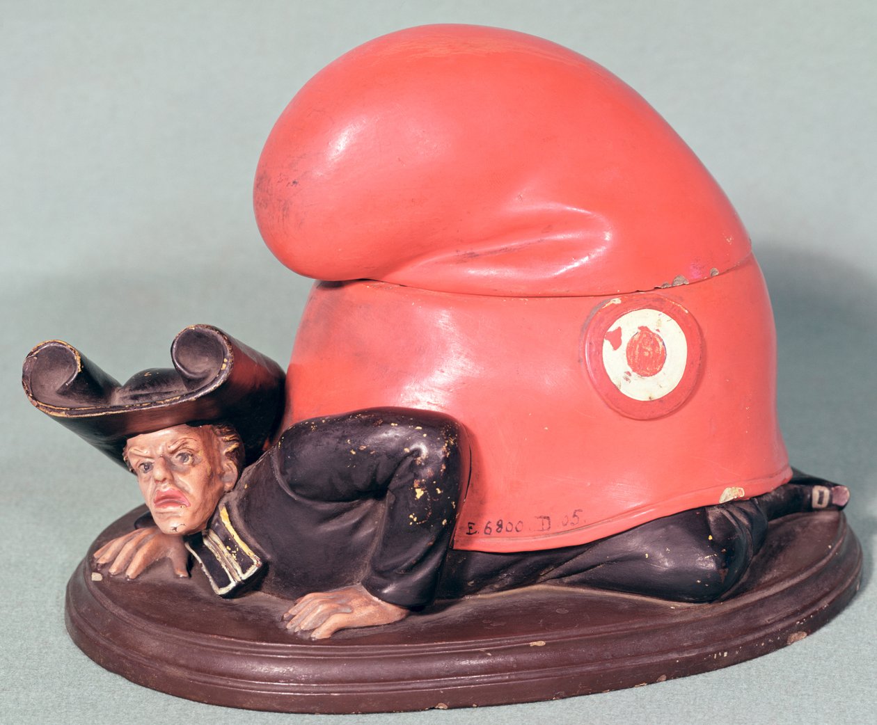 Musteastia tai tupakka-astia papin muodossa, jonka phrygian konepelti murskaa, 1870 (keraaminen) tekijältä French School