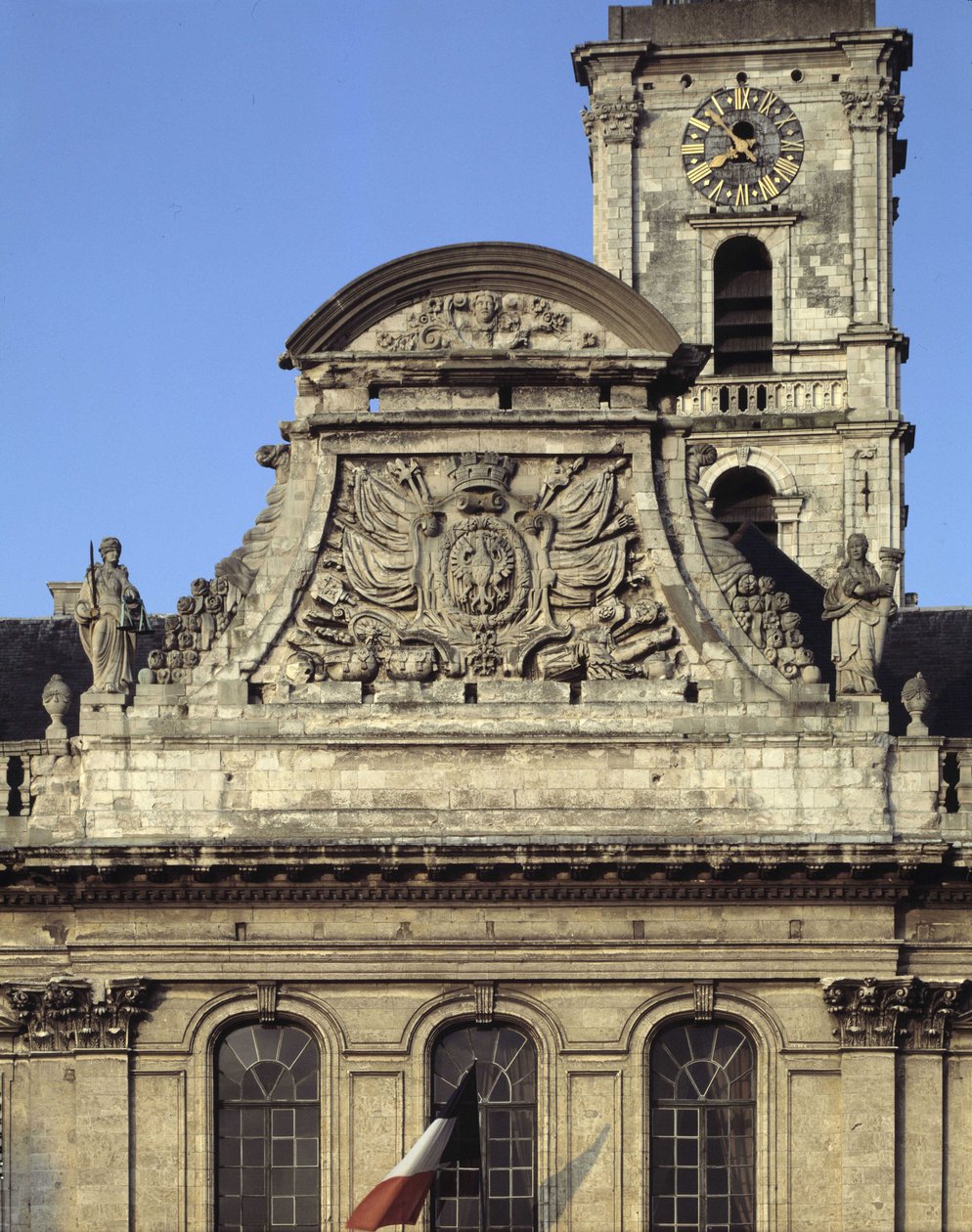 Barokkiarkkitehtuuri: Heroguellen Hotel de Villen julkisivu (1717 - 1721). Fronton, joka kuvaa kaupungin aseita "" Kotkan nokka ja naula"", jota ympäröi kaksi patsasta, jotka symboloivat oikeutta ja voimaa. Aire sur la liys (Aire-sur-la-Lys), Pas de Calais tekijältä French School