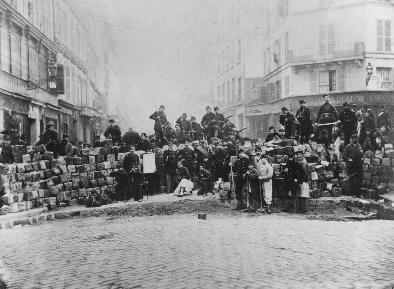 Barrikadi Faubourg du Templen sisäänkäynnillä Pariisissa kommuunin aikana, 18. maaliskuuta 1871 tekijältä French School