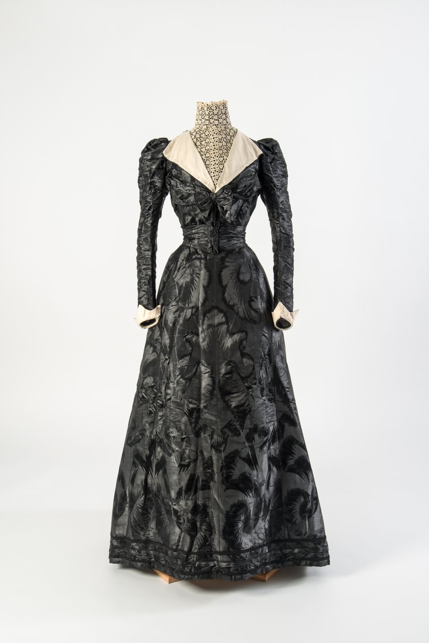 Musta kuviollinen silkkimekko, jossa korkea pääntie kermapitsiä, 1890-luvun alku (silkki & pitsi) tekijältä French School