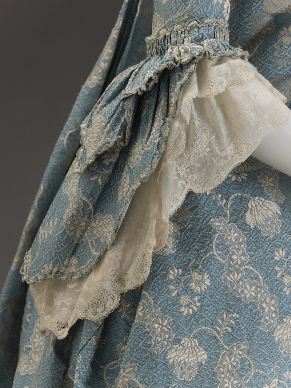 Sininen mekko, n. 1760 (silkkibrokaatti) tekijältä French School