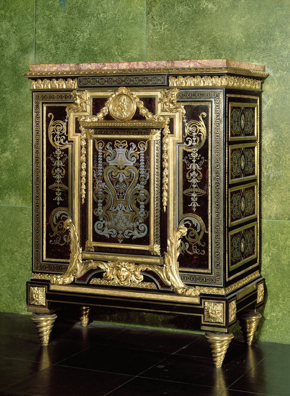 Boulle-kaappi, kullatut pronssitelineet, 1600-luvun loppu myöhemmillä muutoksilla tekijältä French School